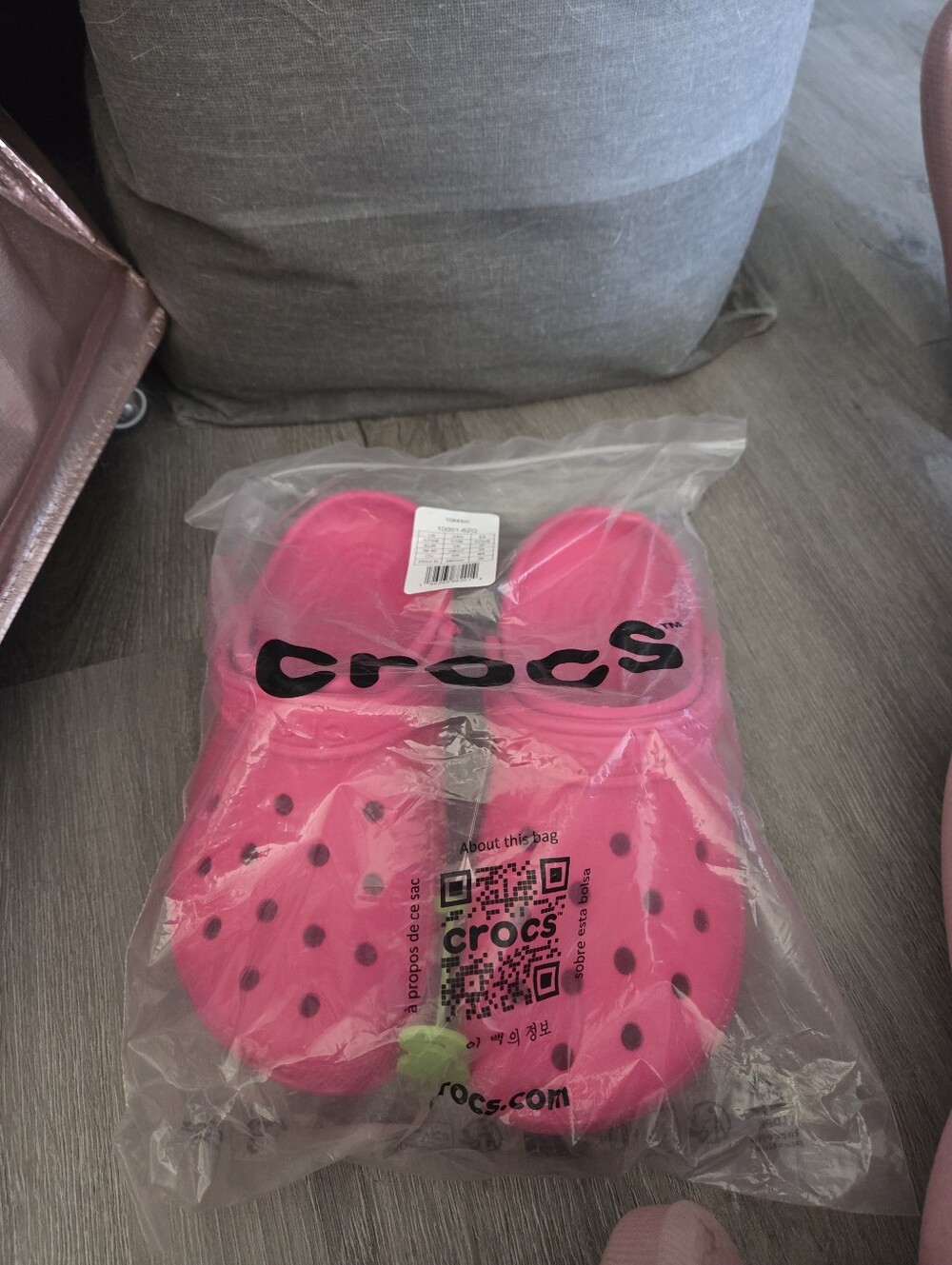 CROCS Women Size 9 Men Size 7 Classic Clogs in Dragon Fruit- Hot Pink Nwt - Picture 5 of 5